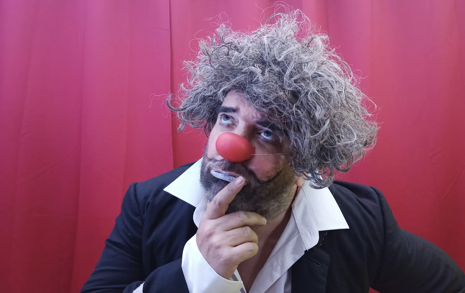 Alex Navarro actuando como payaso